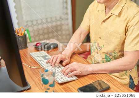 テレワークでパソコン作業をする男性 125651069