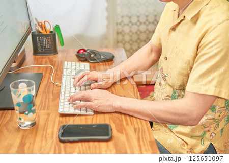 テレワークでパソコン作業をする男性 125651097