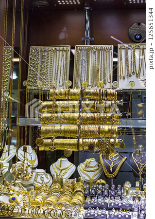 Window of a gold jewelry shop 125651344