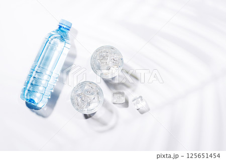 Crystal-clear glasses filled with chilled water and ice cubes 125651454