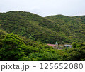 森の中に佇む教会 125652080