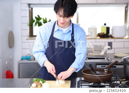 男性のキッチン 料理イメージ 男性のキッチン 料理イメージ 125652420