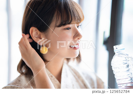 水分補給をする浴衣を着た若い女性 水分補給をする浴衣を着た若い女性 125652784