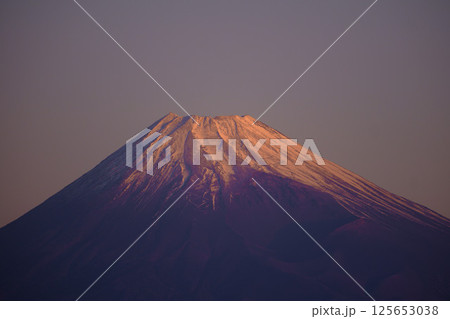 朝焼けの富士山 125653038