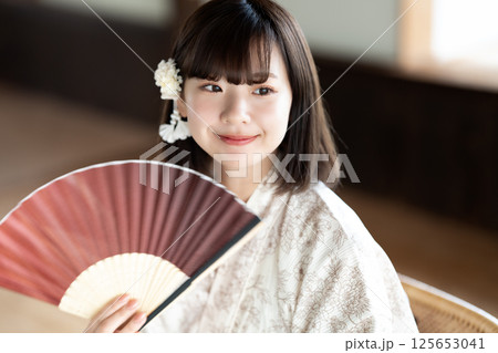 扇子で涼む浴衣を着た若い女性 扇子で涼む浴衣を着た若い女性 125653041
