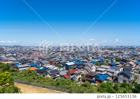 《郊外の風景》高台から見下ろす四日市市の住宅地 125653136