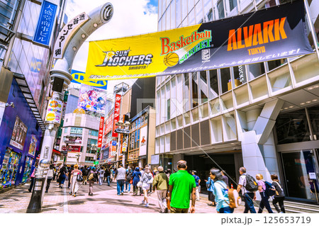 日本の東京都市景観5月…インバウンド続く…ほとんどが外国人観光客の渋谷センター街…=1日 日本の東京都市景観5月…インバウンド続く…ほとんどが外国人観光客の渋谷センター街…=1日 125653719