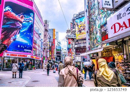 日本の東京都市景観5月…インバウンド続く…ほとんどが外国人観光客の渋谷センター街…＝1日 125653749