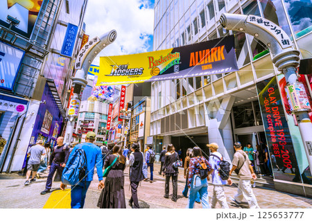 日本の東京都市景観5月…インバウンド続く…ほとんどが外国人観光客の渋谷センター街…=1日 日本の東京都市景観5月…インバウンド続く…ほとんどが外国人観光客の渋谷センター街…=1日 125653777