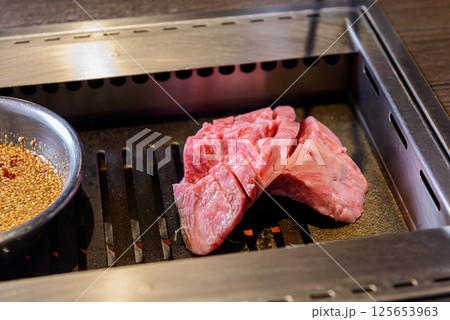 焼肉、グリルに乗せた厚切り肉 125653963