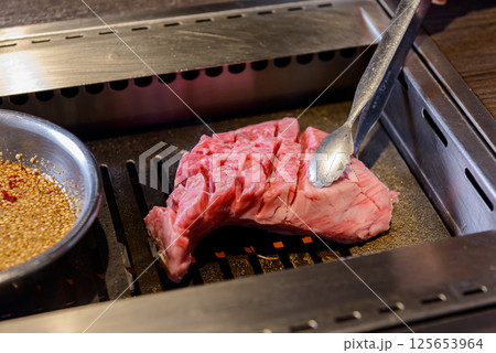 焼肉、グリルに乗せた厚切り肉 焼肉、グリルに乗せた厚切り肉 125653964