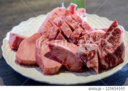 焼肉、黒毛和牛肉盛合せ、生肉、高級霜降り肉 焼肉、黒毛和牛肉盛合せ、生肉、高級霜降り肉 125654143