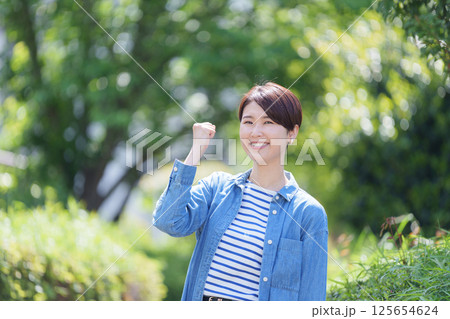 ガッツポーズする笑顔の女性 ガッツポーズする笑顔の女性 125654624