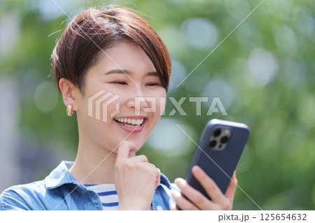 スマホを見て考える女性 スマホを見て考える女性 125654632