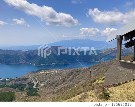 箱根  駒ヶ岳山頂から見た芦ノ湖 125655019