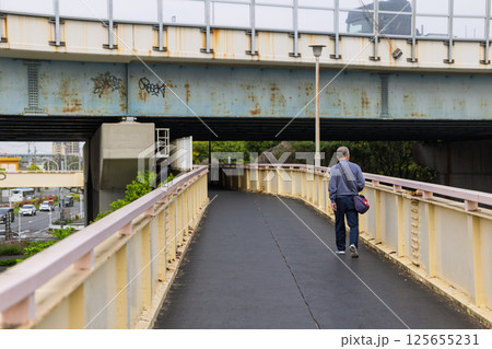 歩道橋を一人で歩く日本人男性中高年 125655231