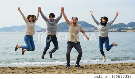 ジャンプする若者グループと中年男性 125655352
