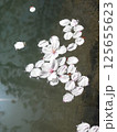 水面に浮かぶ桜の花びら 125655623
