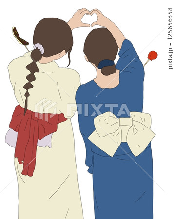 浴衣を着ている女の子2人の後ろ姿 125656358
