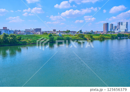 夏の東京都大田区のガス橋から北西側の眺望(川崎市中丸子,下沼部,上平間,多摩川ガス橋緑地など) 125656379