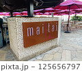 ザ・ハワイ_マイタイバーとピンクのパラソル 125656797