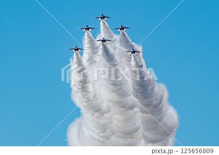 青空のキャンバスに描くアクロバット飛行 125656809