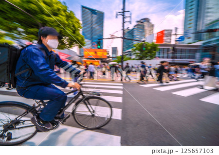 日本の東京都市景観 狂気の危険運転自転車。数人が足を止め“罵声”が上がる…ジグザク走行…脳に… 日本の東京都市景観 狂気の危険運転自転車。数人が足を止め“罵声”が上がる…ジグザク走行…脳に… 125657103