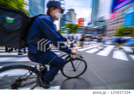 日本の東京都市景観 狂気の危険運転自転車。数人が足を止め“罵声”が上がる…ジグザク走行…脳に… 日本の東京都市景観 狂気の危険運転自転車。数人が足を止め“罵声”が上がる…ジグザク走行…脳に… 125657104