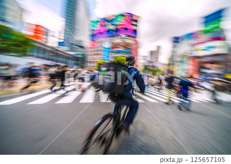 日本の東京都市景観 狂気の危険運転自転車。数人が足を止め“罵声”が上がる…ジグザク走行…脳に… 125657105