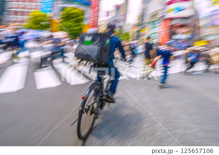 日本の東京都市景観 狂気の危険運転自転車。数人が足を止め“罵声”が上がる…ジグザク走行…脳に… 125657106