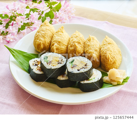 巻き寿司といなり寿司 春の 和風 ランチプレート 巻き寿司といなり寿司 春の 和風 ランチプレート 125657444