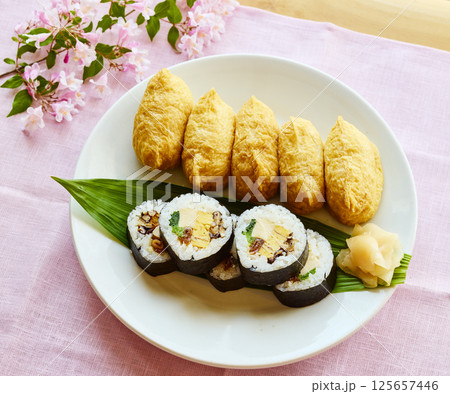 巻き寿司といなり寿司 春の 和風 ランチプレート 巻き寿司といなり寿司 春の 和風 ランチプレート 125657446