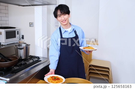 男性のキッチン　料理イメージ 125658163