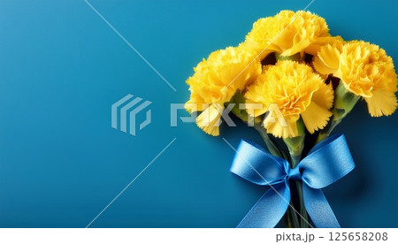 青いリボンで結ばれた黄色いカーネーションの花束2 125658208