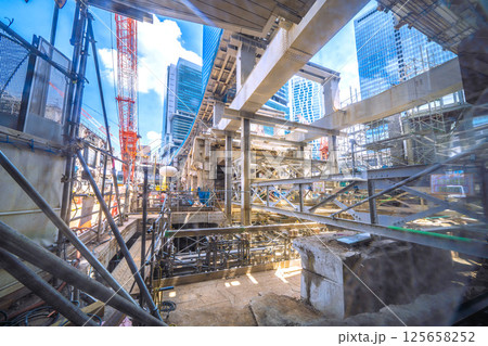 日本の東京都市景観5月西口…さよなら西口…西口再開発現場が見えるように…奥は山手線ホーム 125658252