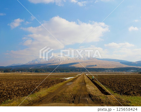 阿蘇・赤水の景色　（熊本県阿蘇市） 125658424