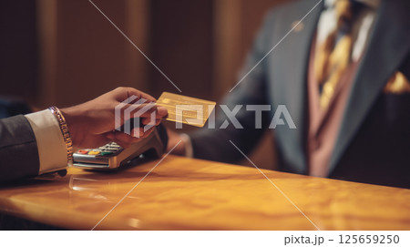 非接触型決済でスマートに支払いをするイメージ 非接触型決済でスマートに支払いをするイメージ 125659250