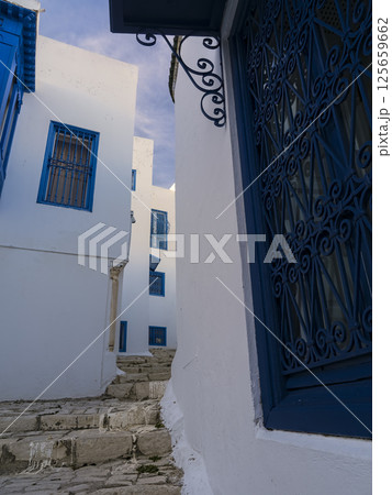 チュニジア・シディブサイド　石畳の路地と白い住宅 / Sidi Bou Said, Tunisia 125659662