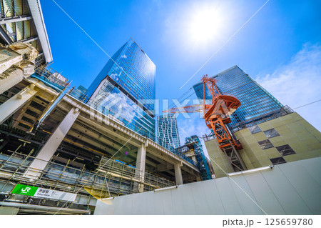 日本の東京都市景観5月西口…新しくつくられた渋谷駅西口の出入口通路…奥は山手線ホーム 125659780