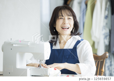 自宅で洋裁をする女性 125659857