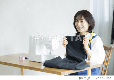 自宅で洋裁をする女性 自宅で洋裁をする女性 125659862