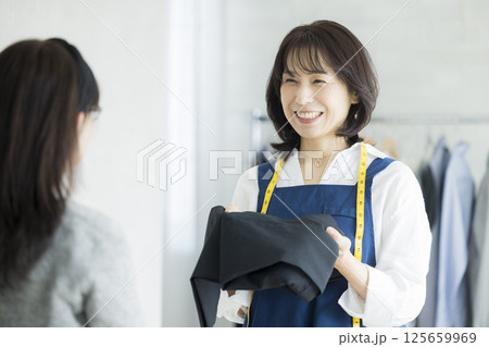 自宅で洋裁をする女性 125659969