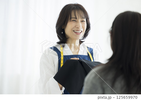 自宅で洋裁をする女性 自宅で洋裁をする女性 125659970
