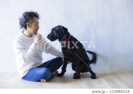 愛犬とくつろぐ男性 愛犬とくつろぐ男性 125660524