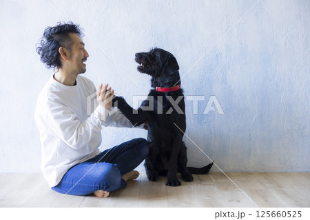 愛犬とくつろぐ男性 愛犬とくつろぐ男性 125660525
