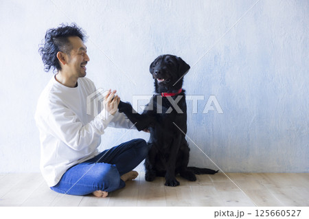 愛犬とくつろぐ男性 愛犬とくつろぐ男性 125660527