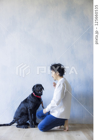 愛犬とくつろぐ男性　 125660535