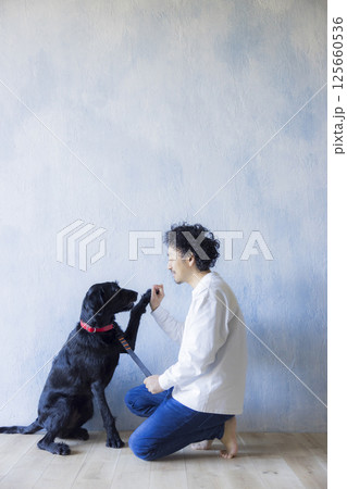 愛犬とくつろぐ男性　 125660536