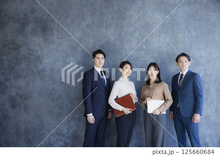 4人のビジネスパーソン 125660684
