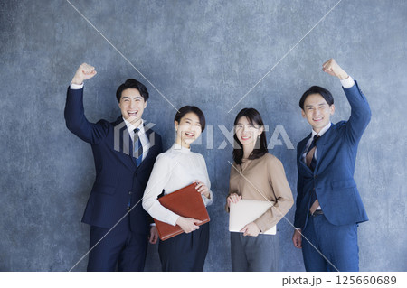 4人のビジネスパーソン 125660689